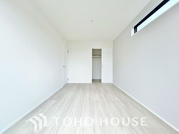 心身ともにゆったりと安らげる主寝室。寝室のゆとりが大きい分だけ、暮らしの安らぎは深まります。一日の疲れを癒やすプライベート空間にふさわしい落ち着きと広さを確保し、上質な眠りと快適な朝を迎えるお部屋に。