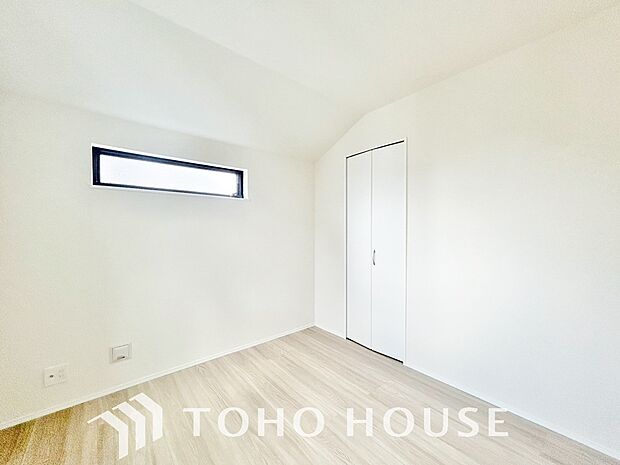 お子さまの心と身体を見守る子供部屋として、小さな自立心を育むお部屋作りを見越してご覧下さい。成長に合わせてレイアウトを変更しやすく、のびのびと過ごせる設計に。将来の夢や個性を豊かに育む安心の空間です。