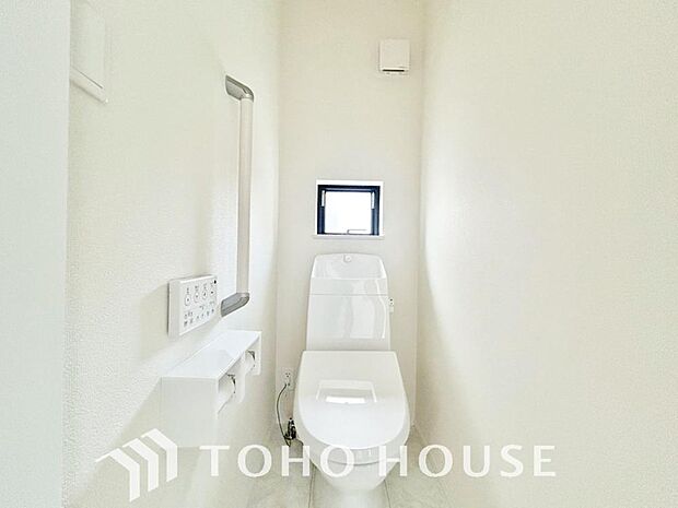 家族が毎日使うプライベートな空間。清潔で使いやすいトイレにすることで、日々の暮らしがより快適になります。最新の機能とお手入れのしやすい設計を施し、いつでも気持ちよく、家族誰もが安心して使える空間です。