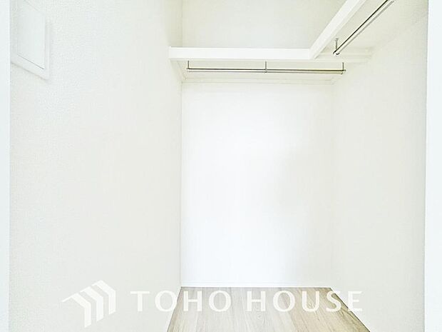 たっぷりと荷物を入るよう広々としたウォークインクローゼットを完備。使い勝手の良さを追求しております。衣類だけでなく、季節家電やスーツケースもすっきりと収まり、お部屋の美しさと広さをキープできる収納に。