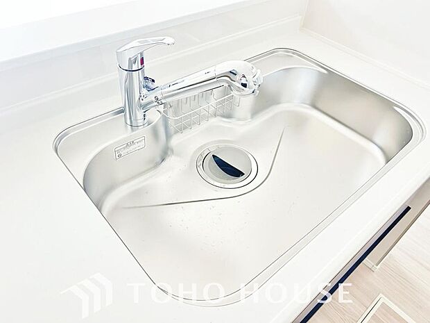 ボタンひとつで浄水と原水に切り替えられる浄水器一体型水栓を使用。シンクのまわりがすっきり片付くだけでなく、毎日の料理や飲み水、お米研ぎなどにも気兼ねなく豊かな水を使えます。安全でおいしい水をお手軽に。