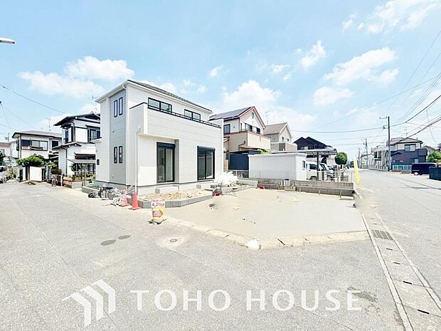 豊かな陽光に照らしだされる素敵な空間。季節を問わず華やいだ素敵な風景をお楽しみいただけます。戸建てのベランダから広がる開放的な眺望が、毎日の暮らしに彩りを添え、家族だけの特別な癒やしを演出します。。