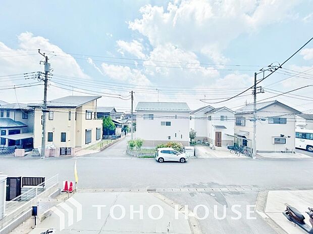 豊かな陽光に照らしだされる素敵な空間。季節を問わず華やいだ素敵な風景をお楽しみいただけます。戸建てのベランダから広がる開放的な眺望が、毎日の暮らしに彩りを添え、家族だけの特別な癒やしを演出します。