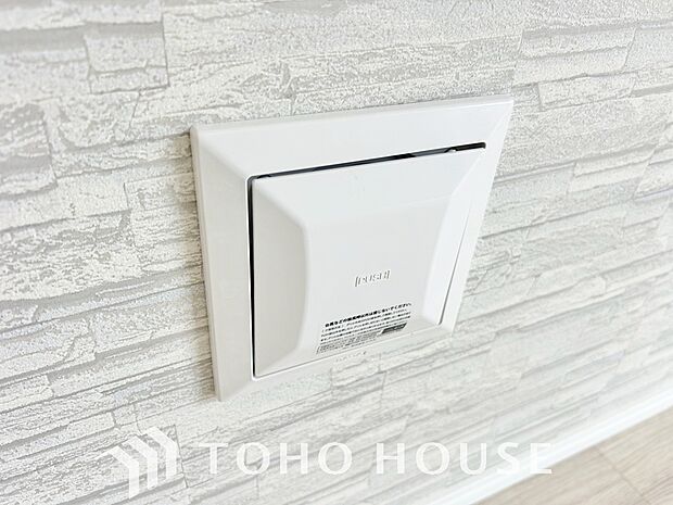 24時間換気システムを導入。窓を閉め切ったままでもお家全体の空気を計画的に循環させ、常に新鮮な空気環境をキープします。結露やカビの発生を抑制し、シックハウス対策にも有効な家族の健康を守る設備です。