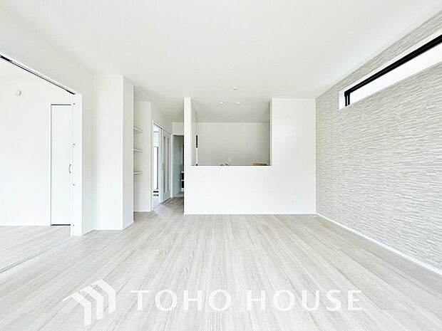 通風と採光を考慮したリビングは、地域の鼓動を感じながらお寛ぎ頂くことが可能です。 爽やかな風と豊かな光が差し込む大空間で、街の利便性や四季の移ろいを身近に感じながら、贅沢で心地よい日常を堪能できます。