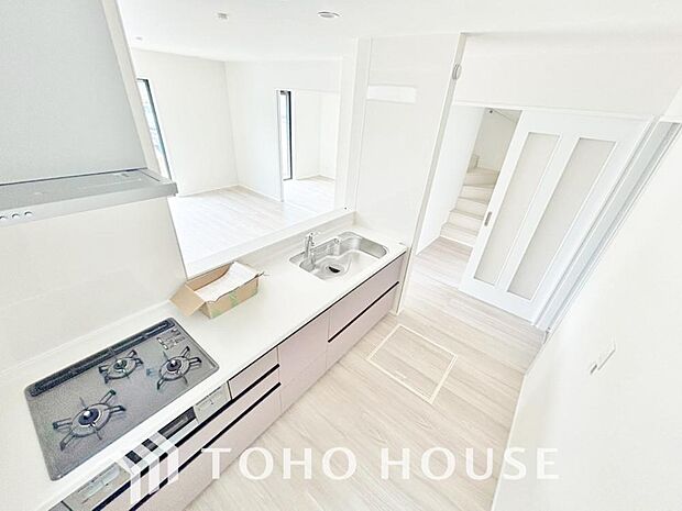 対面キッチンは、目線の先が空間の広がりのあるリビングやダイニングなので、開放感を感ることができます。お料理中も家族の笑顔やテレビが見渡せ、会話を楽しみながら家事ができる、住まいの中心となる特等席です。