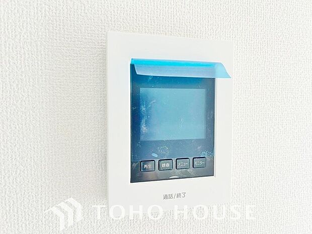 不審者対策や突然の訪問販売への対応に効果を発揮するTVモニター付きインターホン。家事の手を止めることなく、室内の画面越しに用件を確認できるため、日々の余計なストレスを減らし安全な毎日を支えてくれます。