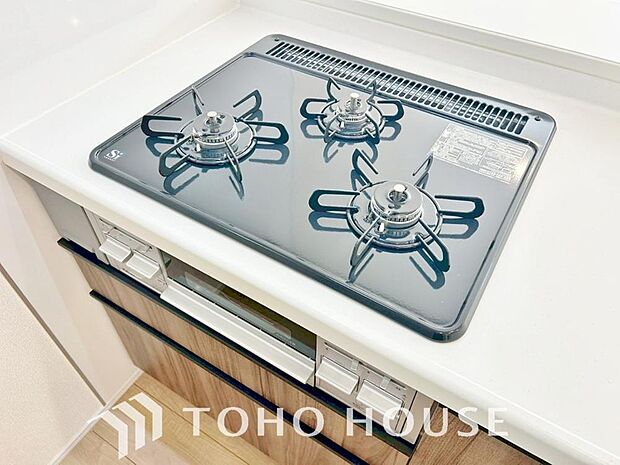 3口コンロは一度に複数のお料理を作ることができるメリットがあります。毎日のキッチンタイムを効率よく。主菜を炒めながら汁物を温め、もう一品も進行。手際よく品数を増やせ、忙しい毎日の夕食作りがスムーズに。