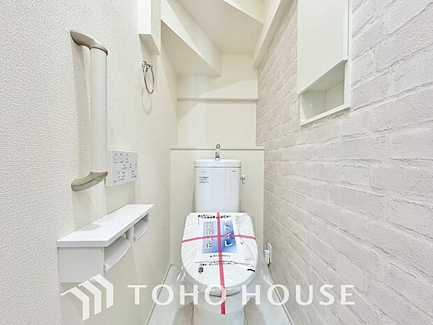 毎日使うトイレには快適な温水洗浄便座を完備しています。清潔感のあるプライベート空間で日々の生活に心地よいゆとりをプラス。毎日の暮らしをさらに一段と快適にしてくれる、嬉しいこだわり設備仕様の住まいです。