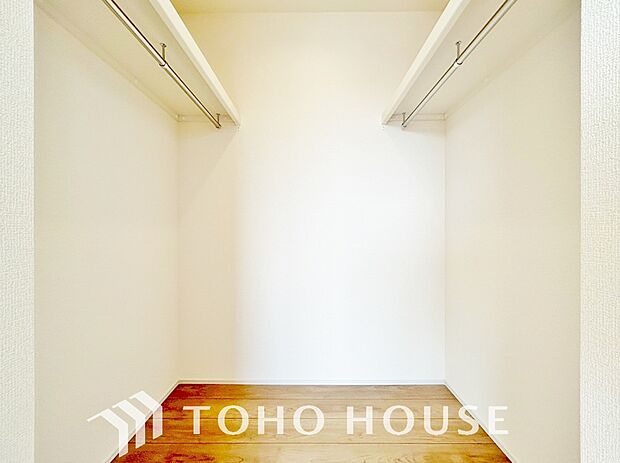 たっぷりと荷物が入るよう、ウォークインクローゼットを完備いたしました。お洋服はもちろん、スーツケースや季節物の家電までまとめてすっきりと収納できるため、お部屋の広さを最大限に活かせる嬉しい設計ですね。