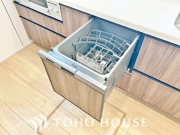 ビルトイン食器洗浄乾燥機付きのシステムキッチン。毎日の家事負担を大幅に軽減する、主婦・主夫に嬉しい設備です。手洗いよりも節水できるうえ高温乾燥で衛生面も安心。空いた時間を家族との団らんに充てられます。
