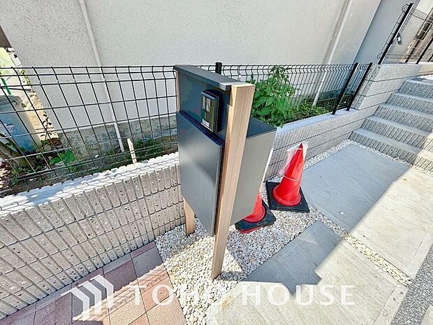 宅配ボックスは、ネットショッピングなどによる小型のお届け物の受け取りに大変便利です。不在時でも荷物を受け取れるため再配達の手間がなく、日々の暮らしに快適さとゆとりをプラスする、嬉しい高機能な設備です。