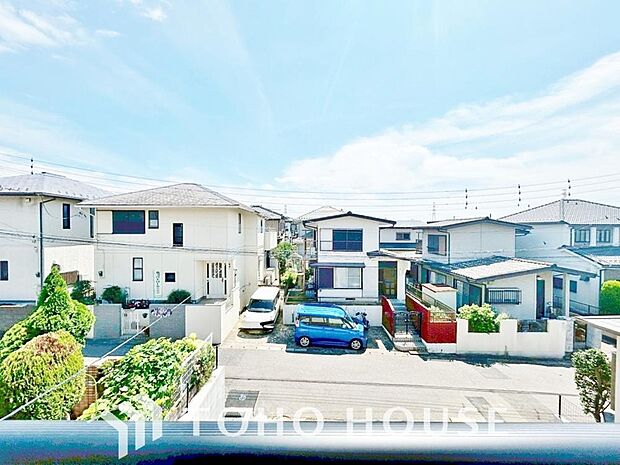 豊かな眺望にふさわしい空間は、通風・採光に優れ、心地よい光と風があふれています。明るい陽ざしが差し込む開放的なリビングとも繋がり、毎日の暮らしに上質な癒やしと特別な時間を届けてくれる素敵な住まいです。