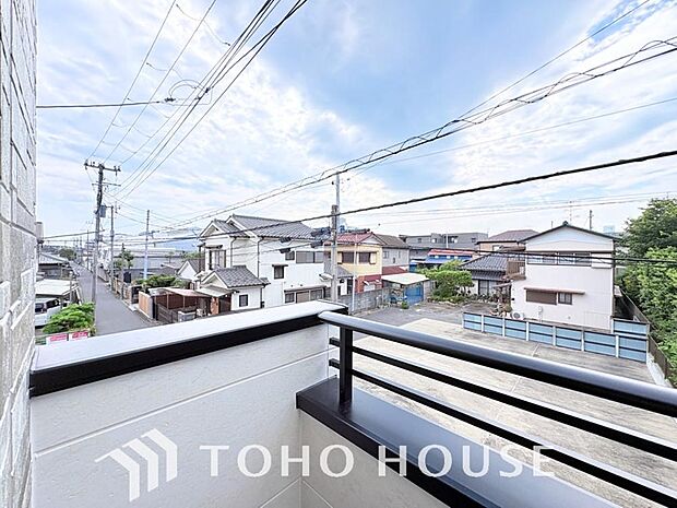 その豊かな眺望にふさわしい空間には、通風・採光にも優れ、心地よい光と風があふれています。