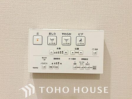 寒い冬でも快適な温水洗浄便座を完備。便座カバーを使わずに済むため、衛生面が気になる方も安心です。日々のお手入れがしやすく、清潔な状態を維持できます。いつでも温かい便座が毎日の快適な暮らしを支えます。