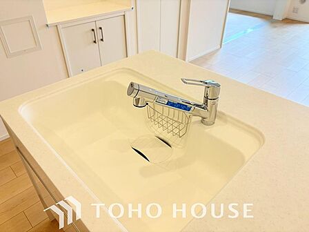 安全でおいしい水を手軽に。ボタンひとつで浄水と原水に切り替えられる浄水器一体型水洗を使用。クリアなお水が毎日使え、お米を炊いたりする際には浄水機能をつかうこともできて、毎日安心してお使いいただけます。