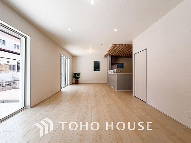 光が注がれる青い空から鮮やかに赤色にゆっくりと染まる。そんな優しい時間がここでは流れてゆく。