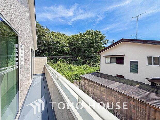 星空が地上に映りこむかのような夜景のきらめきまで、この街ならではの美しい風景の物語が室内に展開。