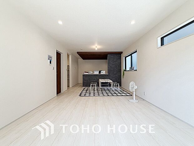 光が注がれる青い空から鮮やかに赤色にゆっくりと染まる。そんな優しい時間がここでは流れてゆく。