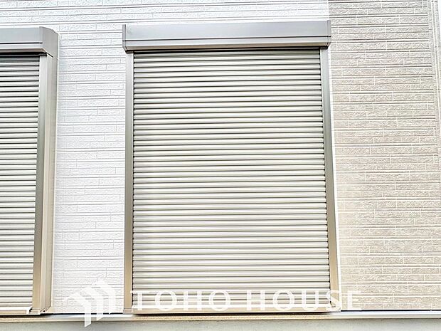 台風などの激しい雨風からお家を守るのはもちろん、空き巣対策などの防犯抑止や防音にも効果を発揮します。