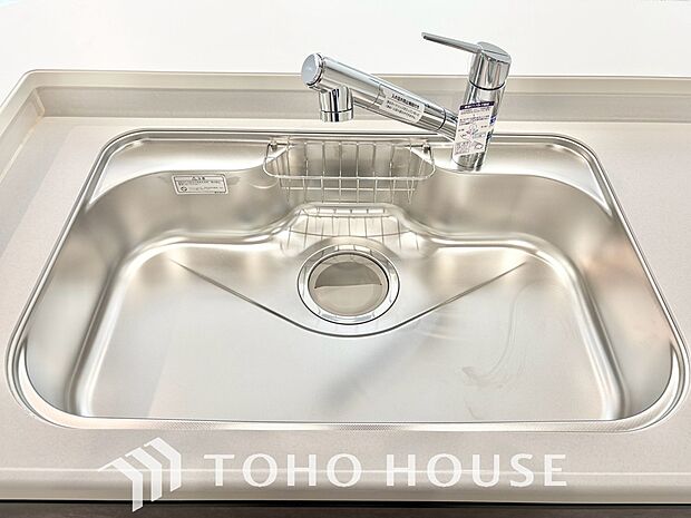 ワンタッチで浄水と原水を切り替えできる浄水器一体型水栓は水道水に含まれる有害物質を除去してくれます。