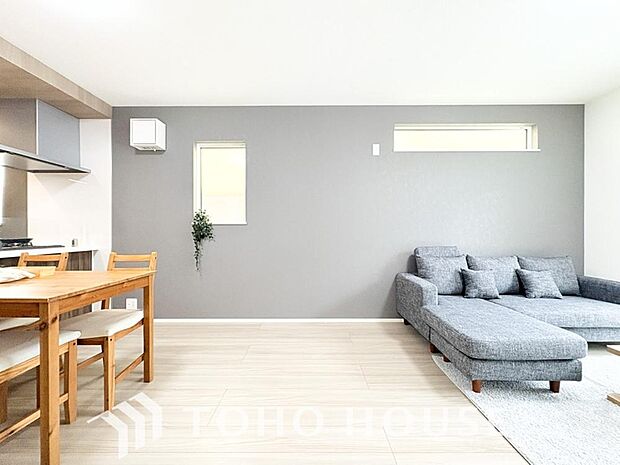 光が注がれる青い空から鮮やかに赤色にゆっくりと染まる。そんな優しい時間がここでは流れてゆく。