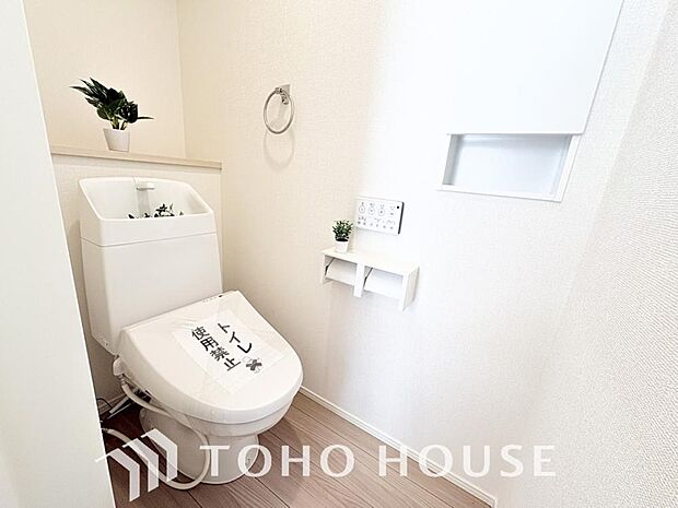 清潔な空間であって頂けますように、目に留まるだけではなく、汚れをふき取り易いフロアと壁紙をチョイス。