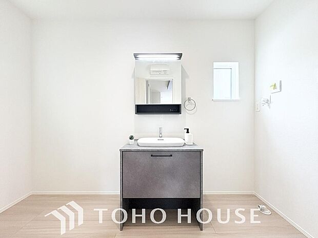 身だしなみのチェックがしやすい大きな鏡、下には収納がたっぷり。スッキリとした空間を演出いたします。