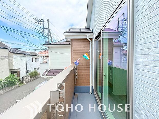 頬をなでる優しい風を感じることが出来るバルコニー。つい深呼吸をしたくなる気持ちの良い眺望です。