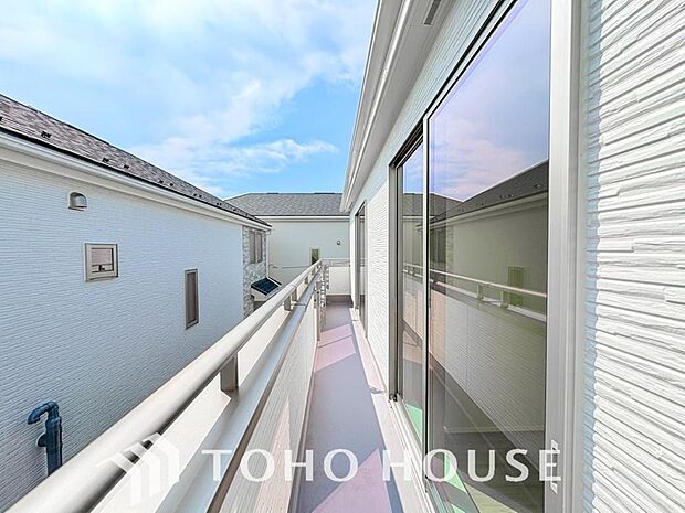 暖かい陽ざしが差込むバルコニーは、晴れた日には、洗濯物が良く乾きます。また、風通しも良好です。