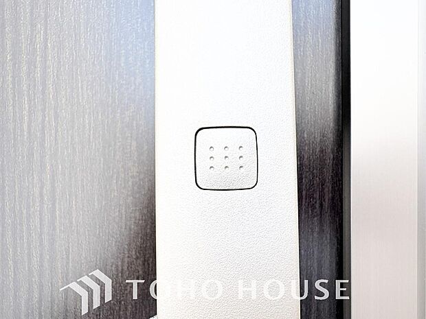 ICチップを用いたカードキー等で玄関扉の施錠&解錠が出来る設備。最近は鍵穴の無いドアも増えてます。