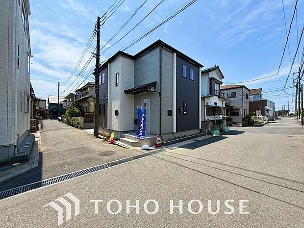 街並みの風景に包み込まれながら、瀟洒な印象も湛えて佇みます。