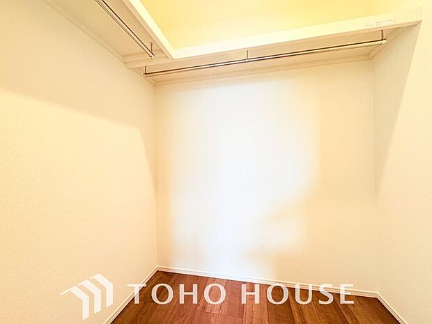 たっぷりと荷物が入るよう、ウォークインクローゼットを完備いたしました。お洋服はもちろん、スーツケースや季節物の家電までまとめてすっきりと収納できるため、お部屋の広さを最大限に活かせる嬉しい設計ですね。