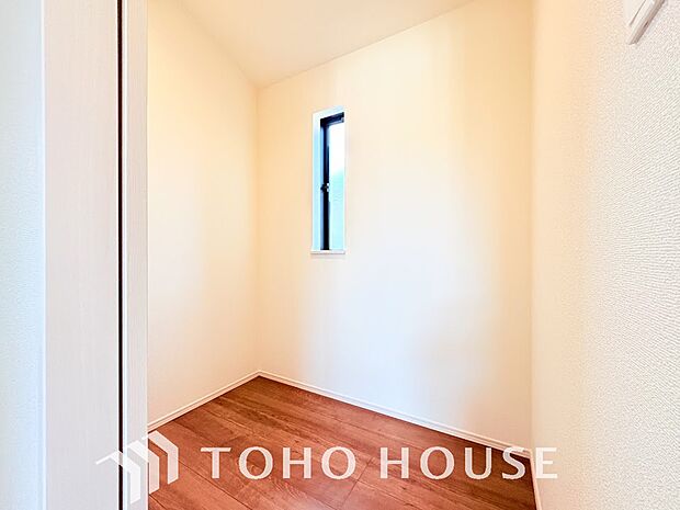 建物内部の収納にはとことん拘りました。特に、共有部分に設けた大型収納は、趣味の道具や季節物などお荷物がとても多い方でもスッキリ片付くため安心です。お部屋をいつも広く、綺麗に保てる嬉しい工夫が満載です。