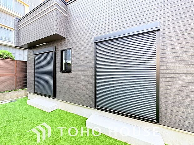 戸建には防犯機能付きシャッターを完備しています。寒い冬でも窓を開けずに、室内からラクラク開閉できるため、毎日の生活がとても便利で快適になります。冷気も入らず、防犯面でも非常に安心できる充実の設備です。
