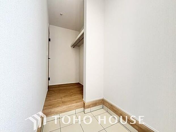 建物内部の収納には拘りました。共有部分に設けた収納。お荷物が多い方にも安心です。