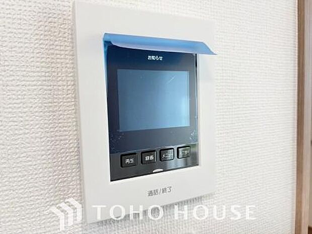 誰が来てもわかる様にモニター付きインターホンを設置。家事導線を考慮した個所に設置し、防犯性と利便性に優れ快適と安らぎを合わせた優しい設計。