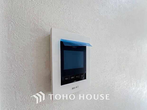 「見える安心」を実現するTVモニター付きインターホンを設置。来訪者の顔を室内から一目で確認できるため、防犯性が高く、お子様の留守番時も安心です。家族の安全を守る確かな配慮を、ぜひ現地でお確かめ下さい。