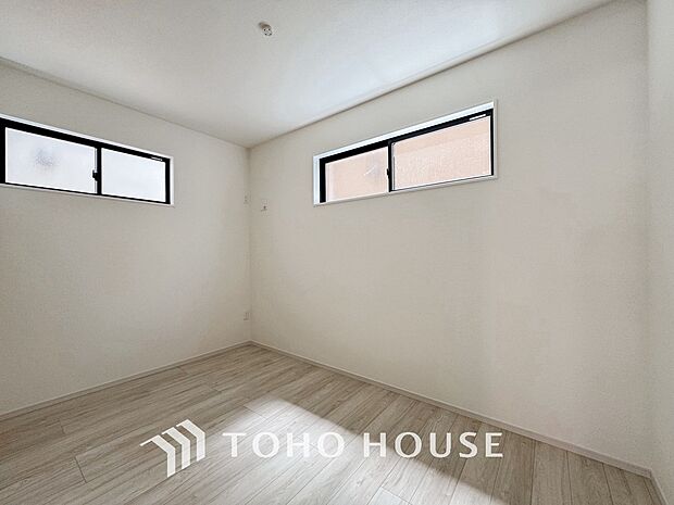 お子様の心と身体を見守る子供部屋。小さな自立心を育む工夫が施された空間設計です。将来の部屋割りや成長に伴う模様替えなども見据え、ご家族の明るい未来をイメージしながら魅力あふれる現地をぜひご覧ください。