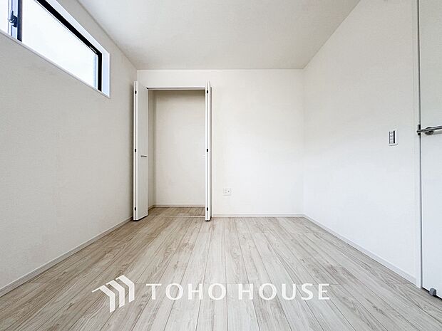 大型クローゼットを完備したシンプルな洋室。無駄のない空間だからこそ、お子様の成長に合わせた模様替えも自由自在です。子供部屋に最適な機能美と間取りの使い勝手を、ぜひ現地でお確かめの上ご体感ください。