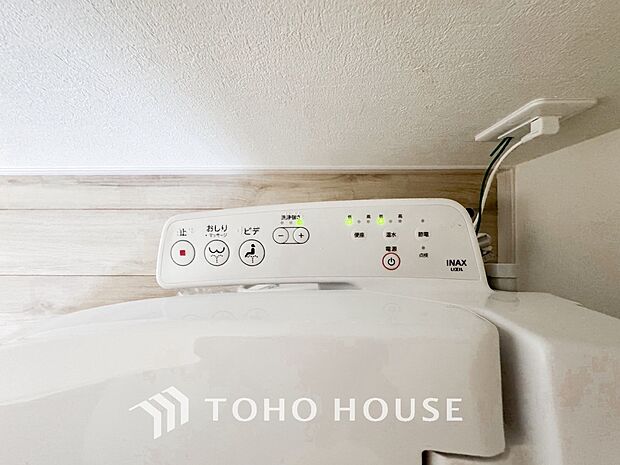 快適な温水洗浄便座(ウォシュレット)を完備。毎日使う場所だからこそ清潔でお手入れがしやすい衛生的な機能にこだわりました。冬場でも便座が温かく、季節を問わず誰もが心地よく使える嬉しい標準設備となります。