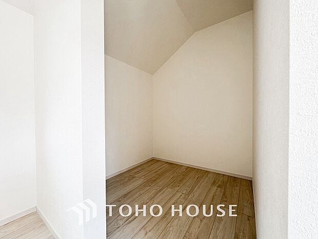 衣類から、季節物までたっぷりと収納できるウォークインクローゼットを完備。荷物を集約できるため、居室をいつでもスッキリと美しく保てます。毎日の着替えが楽しくなる、ゆとりの収納力を、ぜひ現地でご覧下さい。
