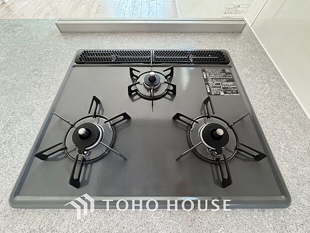 一度に複数のお料理を並行して作れる、便利な3口コンロを採用。毎日のキッチンタイムを大幅に効率化し、忙しい時間帯の家事をサポートします。料理がもっと楽しくなる、機能的で使いやすい設備を現地でご覧下さい。
