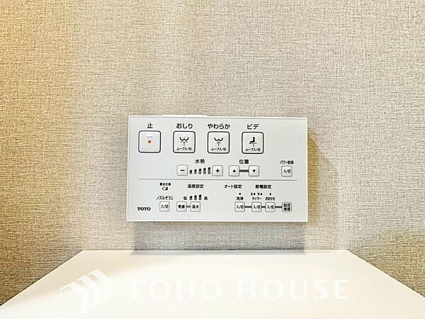快適な温水洗浄便座（ウォシュレット）を完備。毎日使う場所だからこそ清潔でお手入れがしやすい衛生的な機能にこだわりました。冬場でも便座が温かく、季節を問わず誰もが心地よく使える嬉しい標準設備となります。
