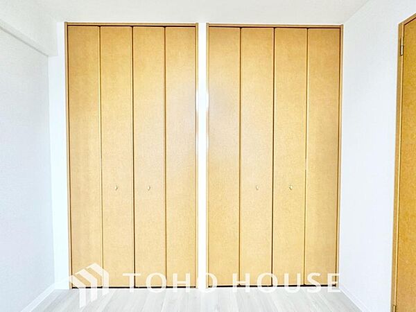 建物内部の収納には拘りました。共有部分に設けた収納。お荷物が多い方にも安心です。