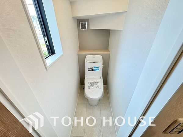 清潔な空間であって頂けますように、目に留まるだけではなく、汚れをふき取り易いフロアと壁紙をチョイス。快適な温水洗浄便座付。手洗い一体型のトイレはスペースの節約ができ、ゆったりとした空間が確保できます。