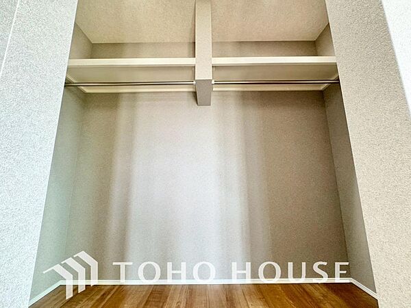たっぷりと荷物が収納できるよう、ウォークインクローゼットを完備しました。実際の大きさや、広さの感覚は、画像とは異なりますので、ぜひ現地に足を運んでいただき、ご自身の目でその魅力を確かめてみてください。