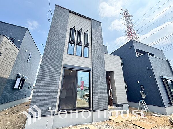 単に見た目や質感の良さを、追求するだけではありません。私たちは、建物の基礎や構造といった、目には見えにくい部分にこそ、徹底的にこだわります。住む人の、未来と安全を支える、誠実な家づくりをお届けします。