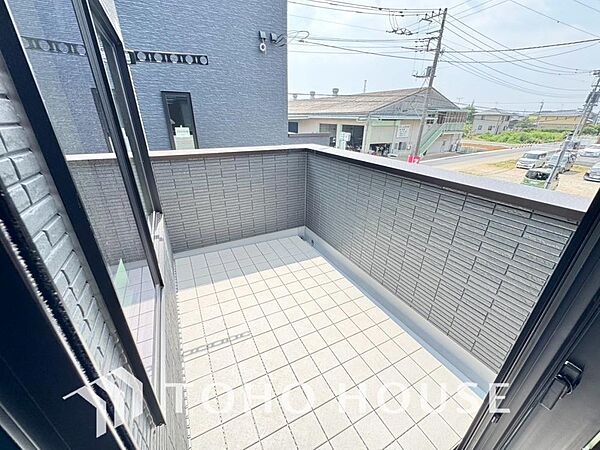 頬をなでる優しい風を感じ、つい深呼吸をしたくなる気持ちの良い眺望が広がるバルコニー。暖かい陽ざしがたっぷりと差し込む空間は晴れた日には洗濯物もよく乾き、毎日の家事タイムも心地よい時間に変えてくれます。