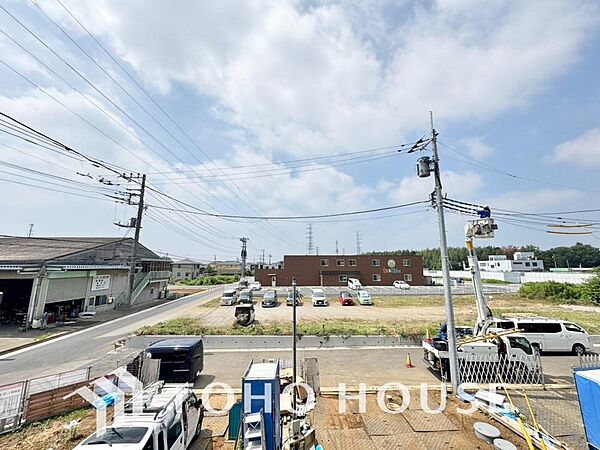 青空を感じられるバルコニーには、爽やかな風が吹き抜け、周辺には戸建住宅街の景色が広がります・・・。その豊かな眺望にふさわしい住空間には、通風と採光にも優れ、心地よい光と風があふれる設計となっています。